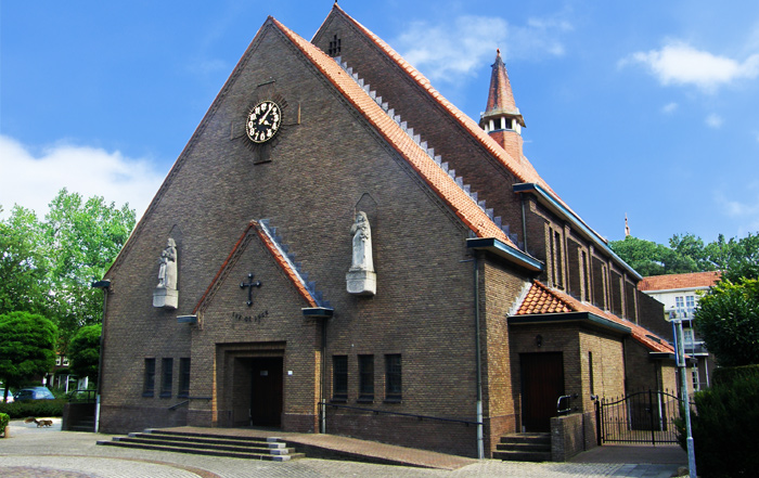 De karakteristieke kerk in Langenboom, de beoogde plek voor het nieuwe dorpshart